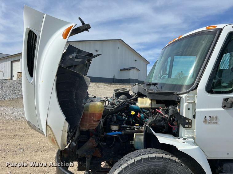 image for item LI9579 2007 International 4300  rollback truck