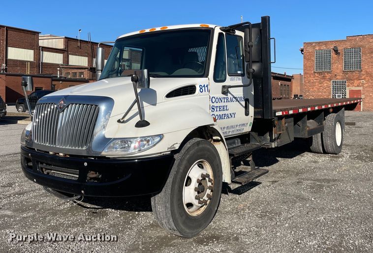 image for item LJ9542 2007 International 4300  flatbed truck