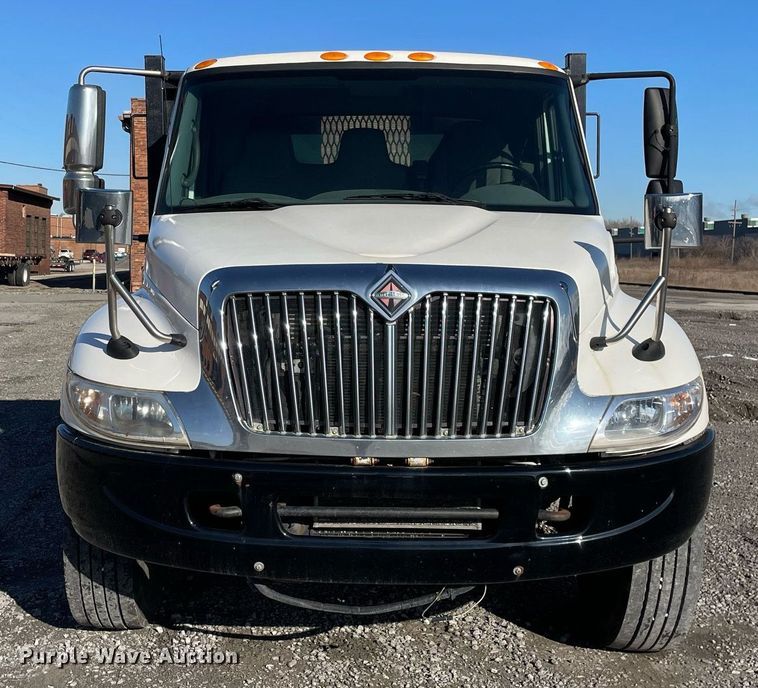 image for item LJ9542 2007 International 4300  flatbed truck