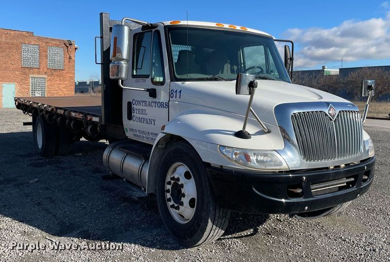 image for item LJ9542 2007 International 4300  flatbed truck