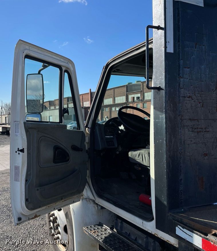 image for item LJ9542 2007 International 4300  flatbed truck