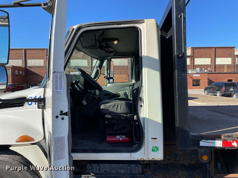 image for item LJ9542 2007 International 4300  flatbed truck