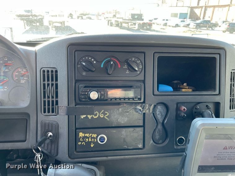 image for item LJ9542 2007 International 4300  flatbed truck