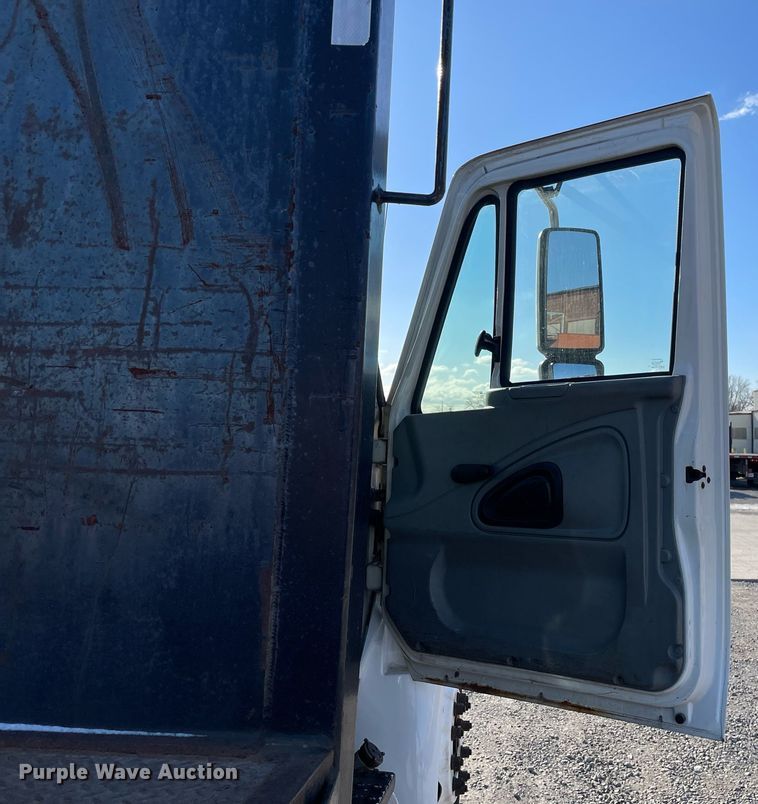 image for item LJ9542 2007 International 4300  flatbed truck