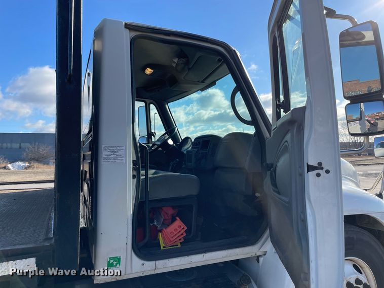 image for item LJ9542 2007 International 4300  flatbed truck