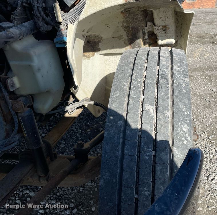 image for item LJ9542 2007 International 4300  flatbed truck