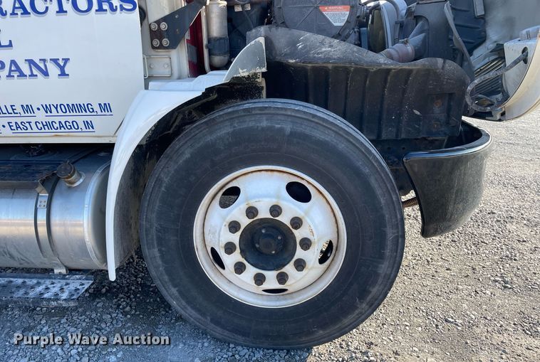 image for item LJ9542 2007 International 4300  flatbed truck