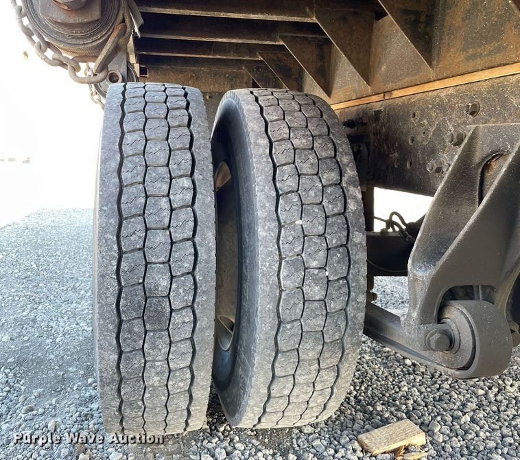 image for item LJ9542 2007 International 4300  flatbed truck