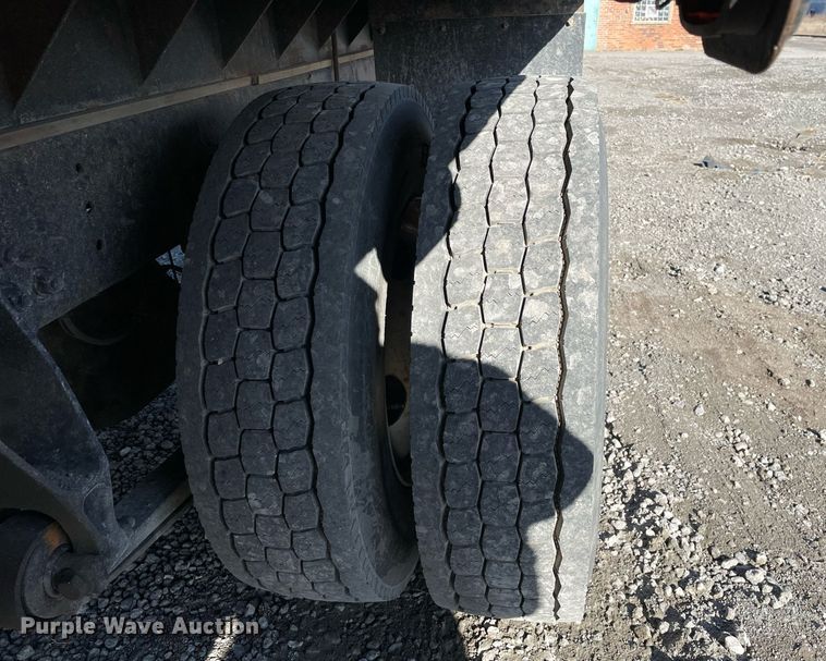 image for item LJ9542 2007 International 4300  flatbed truck