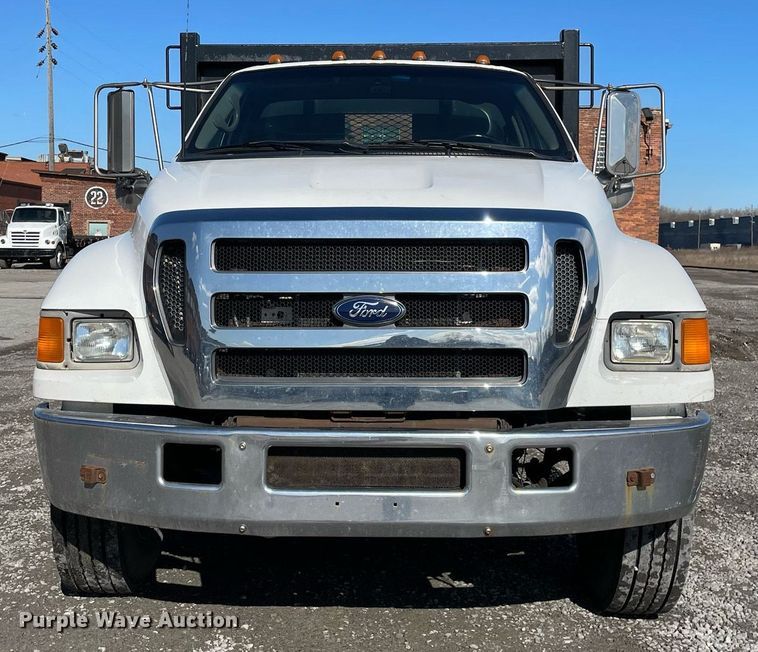 image for item LJ9543 2004 Ford F650 Super Duty XL  flatbed truck