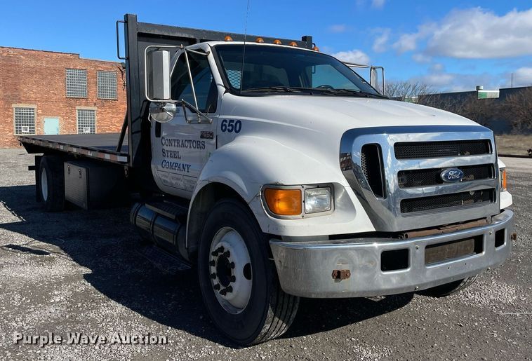 image for item LJ9543 2004 Ford F650 Super Duty XL  flatbed truck