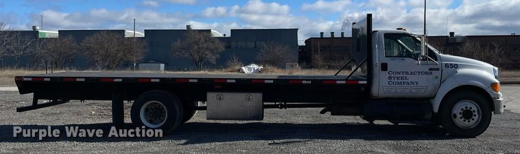 image for item LJ9543 2004 Ford F650 Super Duty XL  flatbed truck