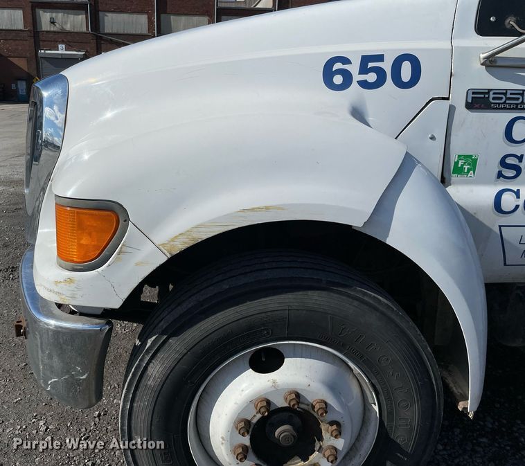 image for item LJ9543 2004 Ford F650 Super Duty XL  flatbed truck