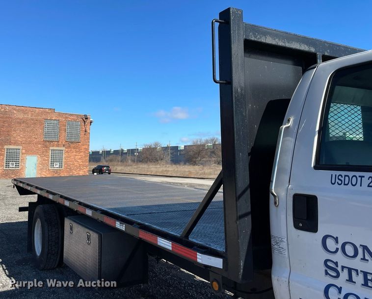 image for item LJ9543 2004 Ford F650 Super Duty XL  flatbed truck