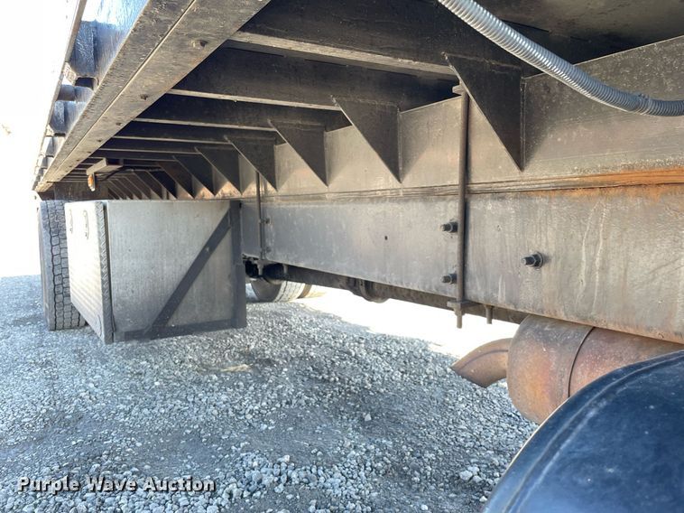 image for item LJ9543 2004 Ford F650 Super Duty XL  flatbed truck