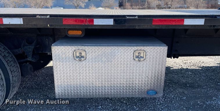 image for item LJ9543 2004 Ford F650 Super Duty XL  flatbed truck