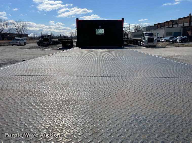 image for item LJ9543 2004 Ford F650 Super Duty XL  flatbed truck