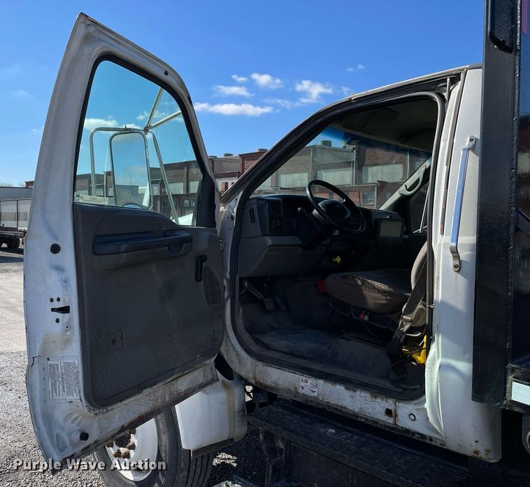 image for item LJ9543 2004 Ford F650 Super Duty XL  flatbed truck