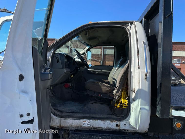 image for item LJ9543 2004 Ford F650 Super Duty XL  flatbed truck