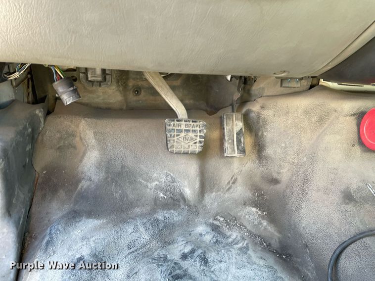 image for item LJ9543 2004 Ford F650 Super Duty XL  flatbed truck