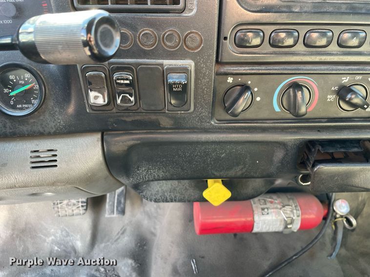 image for item LJ9543 2004 Ford F650 Super Duty XL  flatbed truck