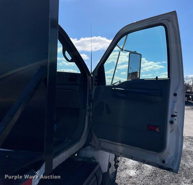 image for item LJ9543 2004 Ford F650 Super Duty XL  flatbed truck