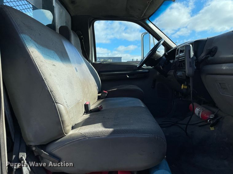 image for item LJ9543 2004 Ford F650 Super Duty XL  flatbed truck