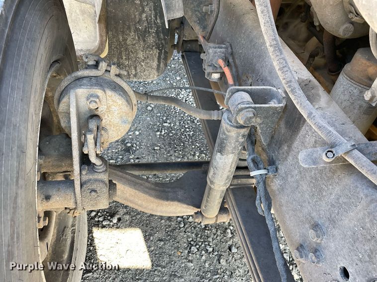 image for item LJ9543 2004 Ford F650 Super Duty XL  flatbed truck