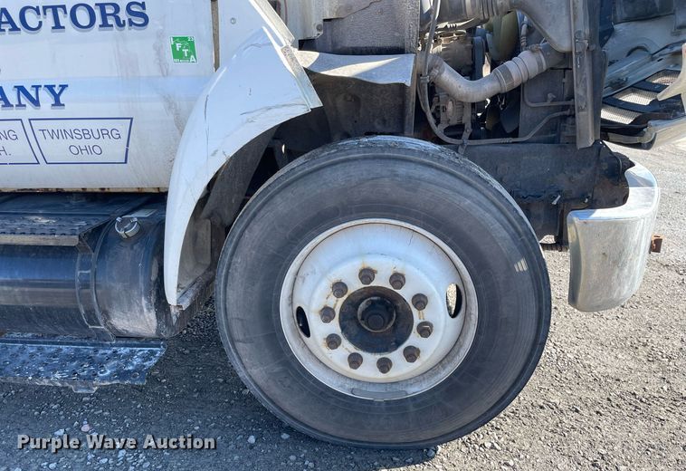 image for item LJ9543 2004 Ford F650 Super Duty XL  flatbed truck