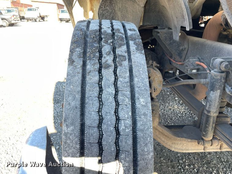 image for item LJ9543 2004 Ford F650 Super Duty XL  flatbed truck