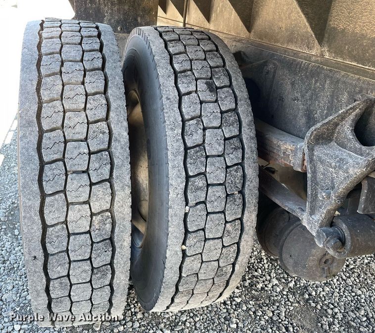 image for item LJ9543 2004 Ford F650 Super Duty XL  flatbed truck