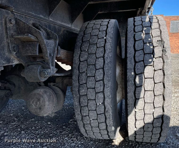 image for item LJ9543 2004 Ford F650 Super Duty XL  flatbed truck