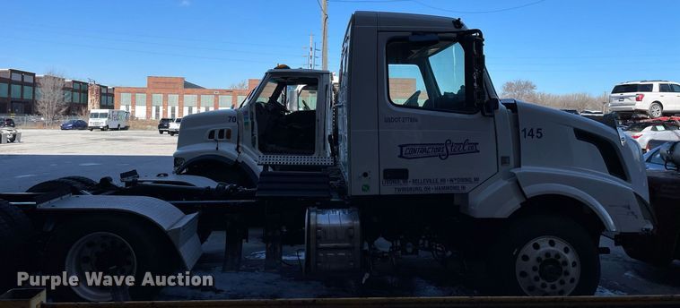 image for item LJ9547 2017 Volvo VNL  semi truck