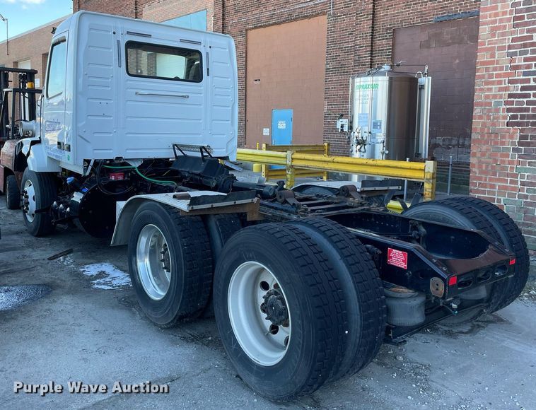 image for item LJ9547 2017 Volvo VNL  semi truck