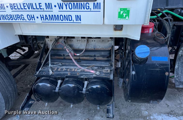 image for item LJ9547 2017 Volvo VNL  semi truck