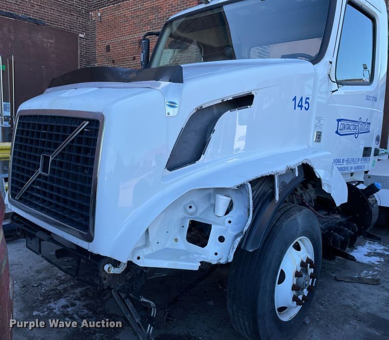 image for item LJ9547 2017 Volvo VNL  semi truck