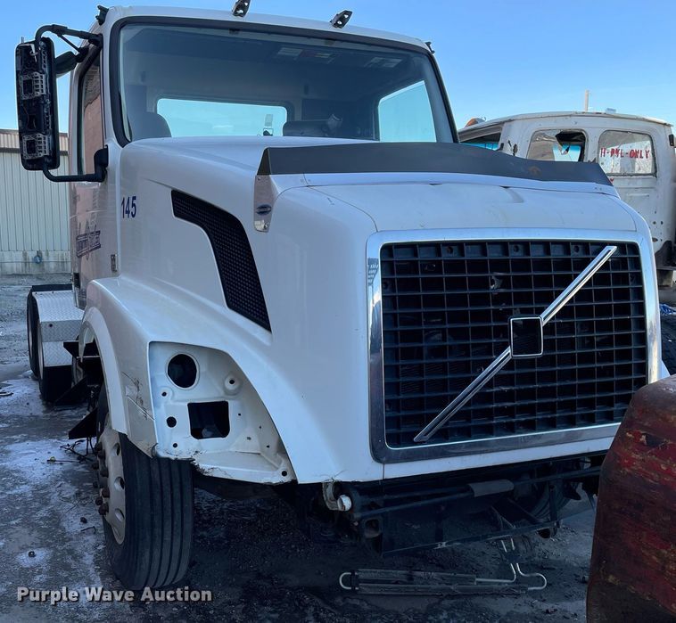 image for item LJ9547 2017 Volvo VNL  semi truck