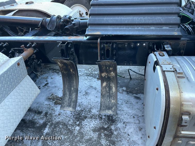 image for item LJ9547 2017 Volvo VNL  semi truck