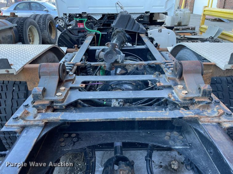 image for item LJ9547 2017 Volvo VNL  semi truck