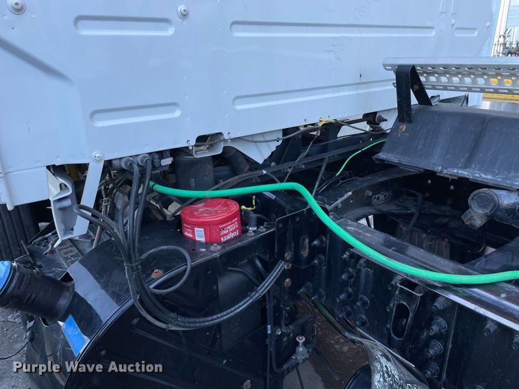 image for item LJ9547 2017 Volvo VNL  semi truck