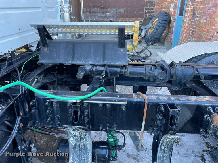 image for item LJ9547 2017 Volvo VNL  semi truck