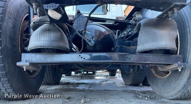 image for item LJ9547 2017 Volvo VNL  semi truck