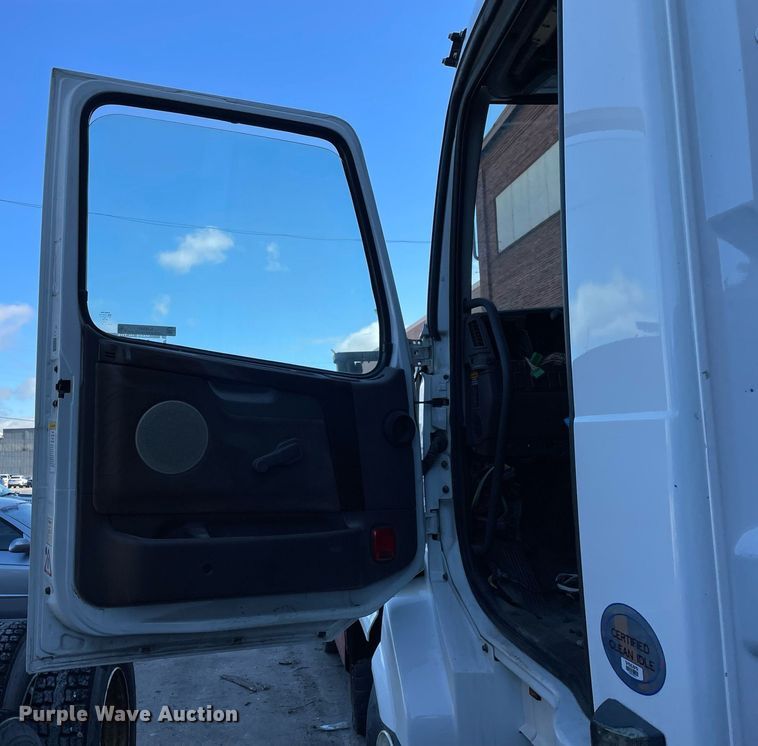 image for item LJ9547 2017 Volvo VNL  semi truck