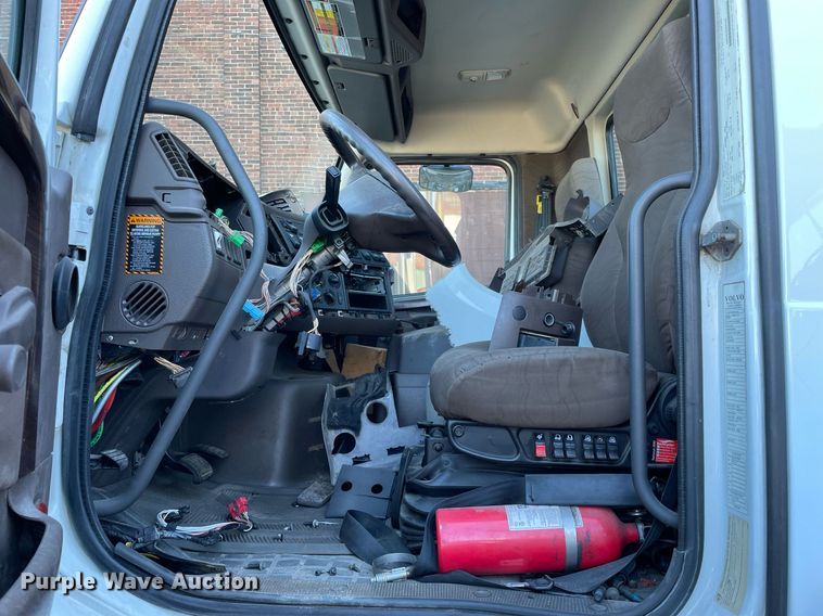 image for item LJ9547 2017 Volvo VNL  semi truck