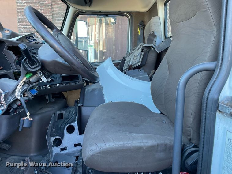 image for item LJ9547 2017 Volvo VNL  semi truck