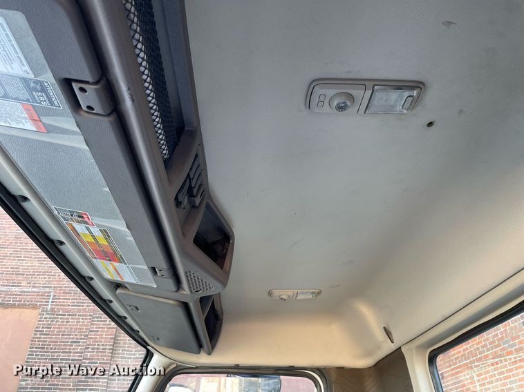 image for item LJ9547 2017 Volvo VNL  semi truck