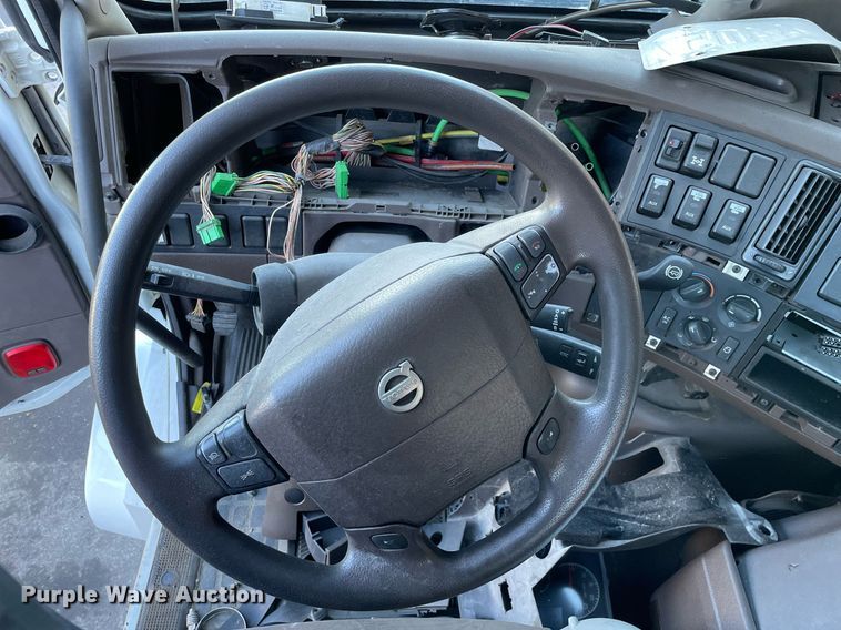 image for item LJ9547 2017 Volvo VNL  semi truck