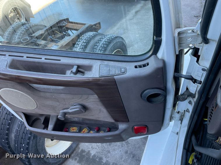 image for item LJ9547 2017 Volvo VNL  semi truck