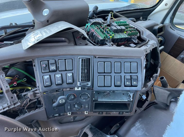 image for item LJ9547 2017 Volvo VNL  semi truck