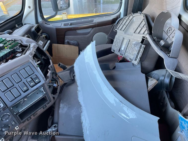 image for item LJ9547 2017 Volvo VNL  semi truck